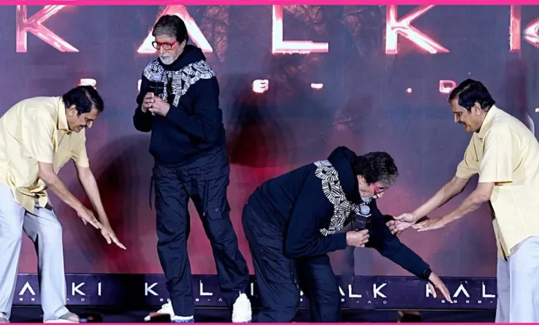 Hey, who did Amitabh Bachchan step on the stage in front of everyone? The video went viral...