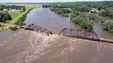 Heavy flooding in Central Western US, 2 dead, bridge collapses in river