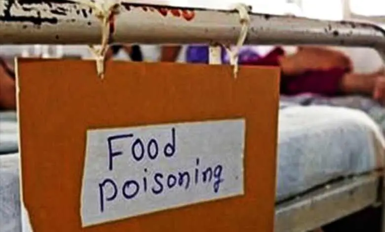 The effect of food poisoning on this village of Anand; 24 people were victims and 2 died