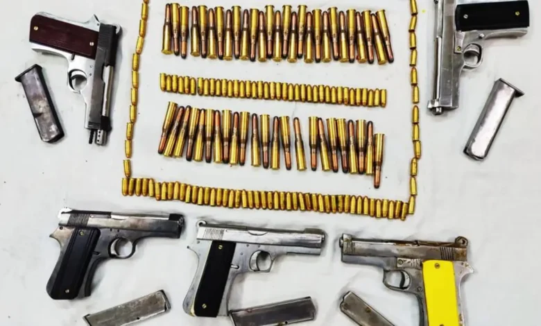Three illegal arms dealers caught: eight pistols and 138 cartridges seized