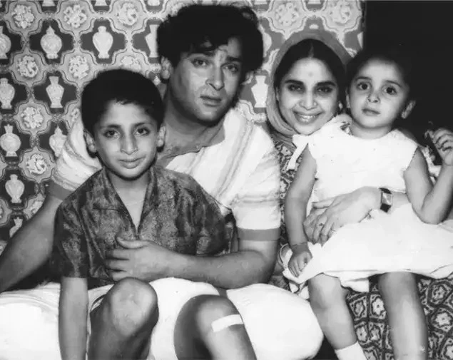 This member of the Kapoor family failed in films, graduated at 67 and now…