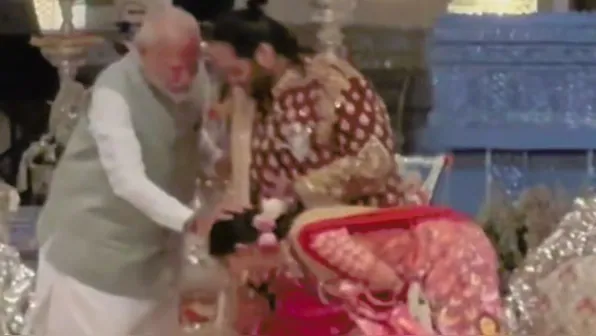 Anant Radhika Wedding: The newly married couple took blessings by touching the feet of Prime Minister Narendra Modi