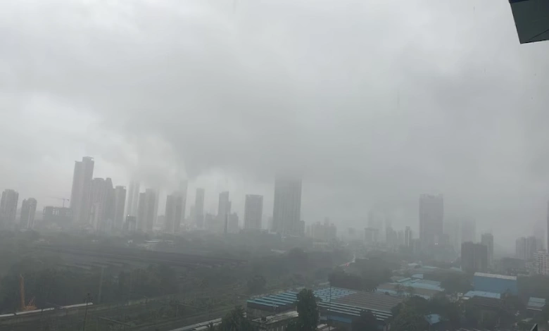 Heavy rain with strong winds in Mumbai Mumbai Police issued warning