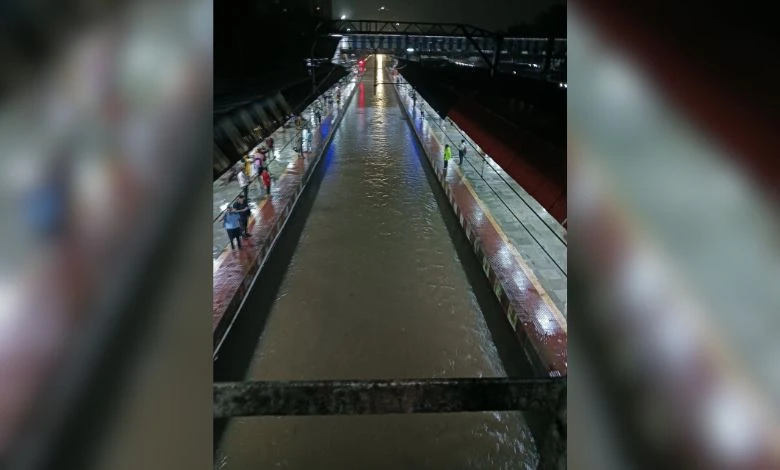 Heavy Rain in Mumbai Trains affected