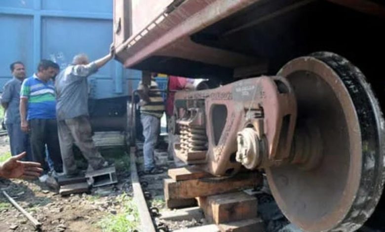 Bad News: Employee dies while connecting train engine and coach in Central Railway