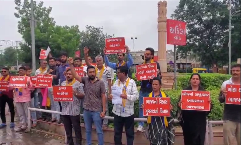 Rajkot Aam Aadmi Party workers reached CP office raising slogans against BJP