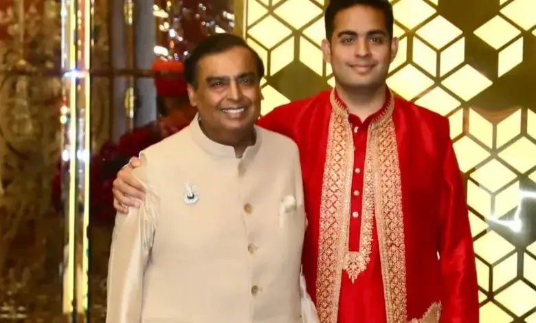 Seeing this action of son Akash Ambani, father Mukesh Ambani also laughed