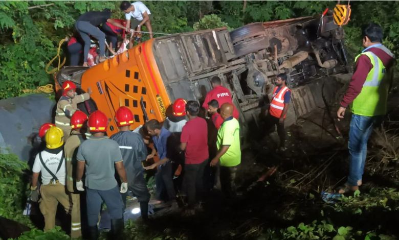 5 devotees died when a bus and a tractor collided on the Mumbai-Pune Expressway