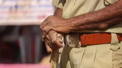 The situation worsened at the Congress office: the police resorted to lathi charge while pelting stones at them