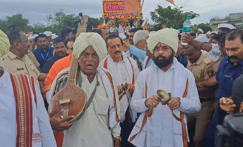 Chief Minister Eknath Shinde walked in procession with Sant Nilobarai Palkhi
