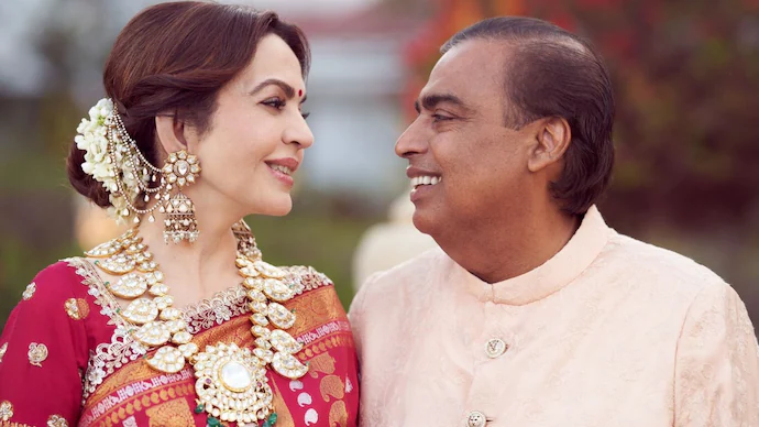 Whose name did Mukesh Ambani shout on the stage in front of his wife? This was Nita Ambani's reaction