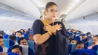 In a flying flight, a woman did something that embarrassed the passengers who were traveling with her.