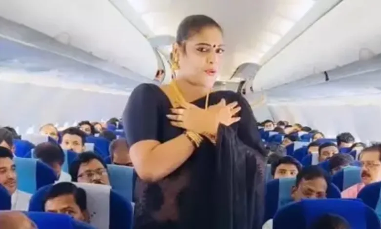 In a flying flight, a woman did something that embarrassed the passengers who were traveling with her.