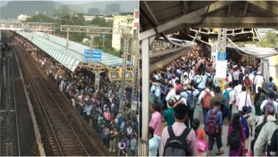 Gandhigiri: Tourist organizations aggrieved by the 'dhandiya' of trains in the Central Railway staged a peaceful protest, but