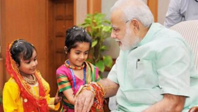 Girls tied a rakhi on Prime Minister Modi's wrist, the entire wrist was covered with rakhis