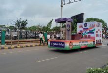 A tableau of 'Gujarat Police' is the center of attraction in the Tiranga Yatra