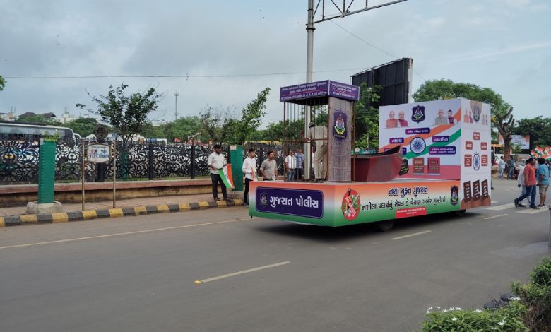 A tableau of 'Gujarat Police' is the center of attraction in the Tiranga Yatra