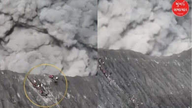 Hikers fleeing from erupting volcano in Indonesia