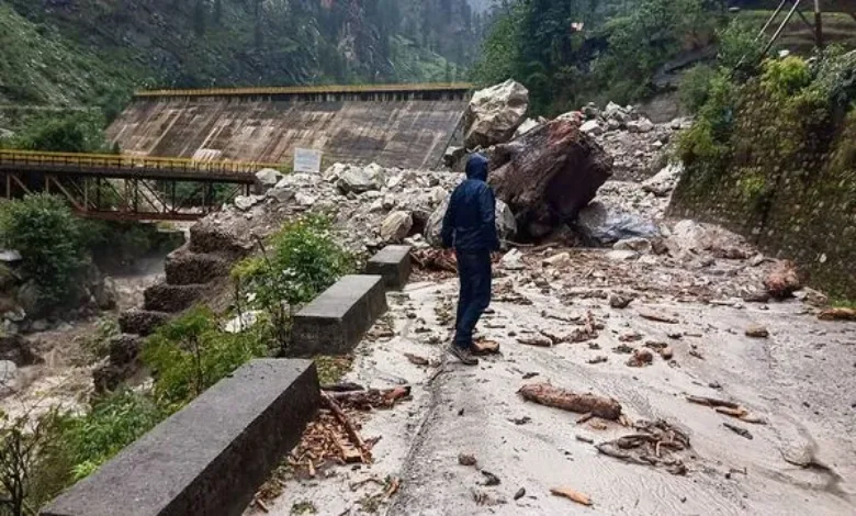 Heavy rain forcasted in Himachal Pradesh 100 roads blocked due to landslide