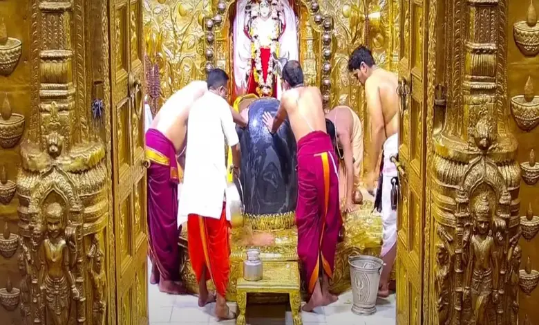 Large crowd of devotees at Somnath temple during Shravan festival