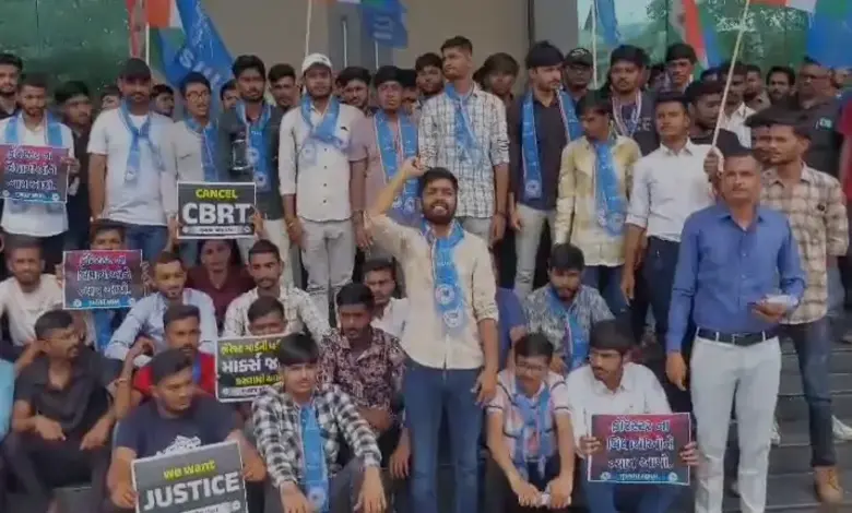 NSUI members protesting against CBRT system in Forrest recruitment