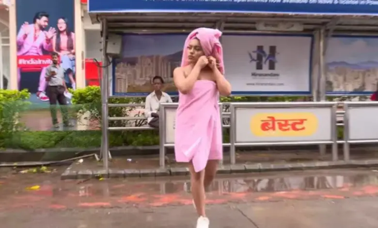 The girl went out wearing a towel on the road of Mumbai and what happened next...