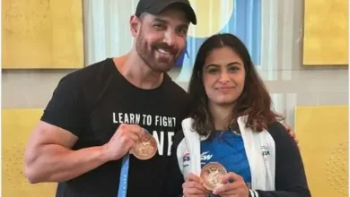 This handsome Bollywood actor got into trouble after taking a picture with Manu Bhaker...