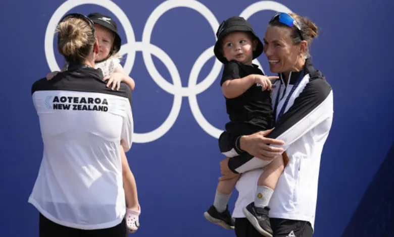 Three moms win medals in a boat competition and then celebrate with their kids!