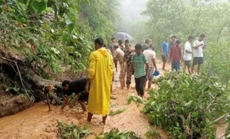 Tourists stranded due to heavy rains in Uttarakhand: 450 tourists to police station