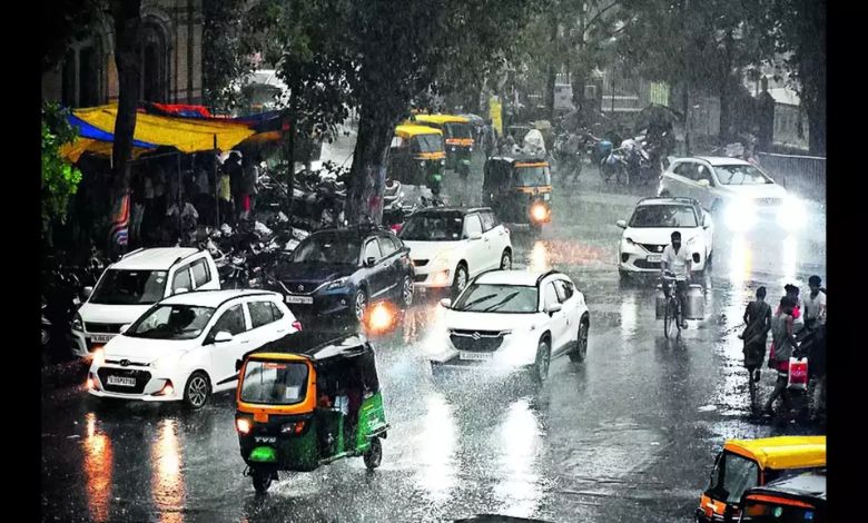 Car burning in rainy weather in Surat: Fear spread among people