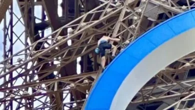 Man climbs on Eiffle Tower