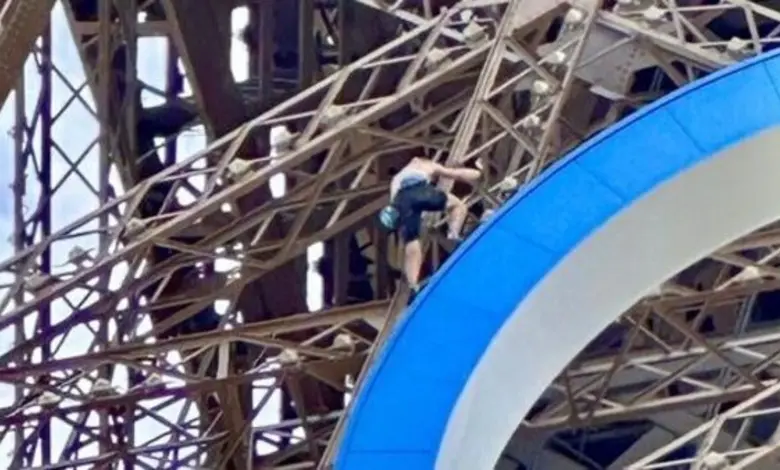 Man climbs on Eiffle Tower