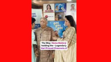 Hema Malini supported Hari prasad chaurasia in an event