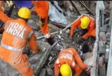 Varanasi Two houses collapsed near Kashi Vishwanath temple 5 people buried NDRF team at spot