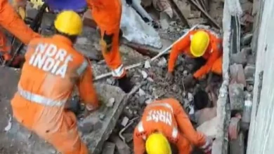 Varanasi Two houses collapsed near Kashi Vishwanath temple 5 people buried NDRF team at spot