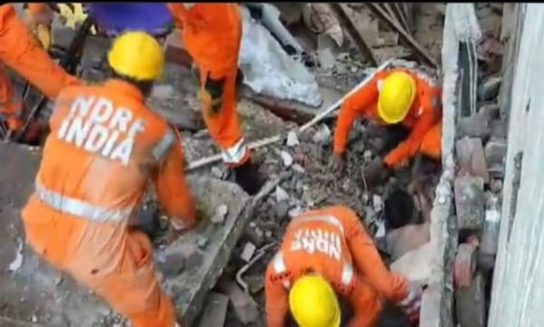 Varanasi Two houses collapsed near Kashi Vishwanath temple 5 people buried NDRF team at spot