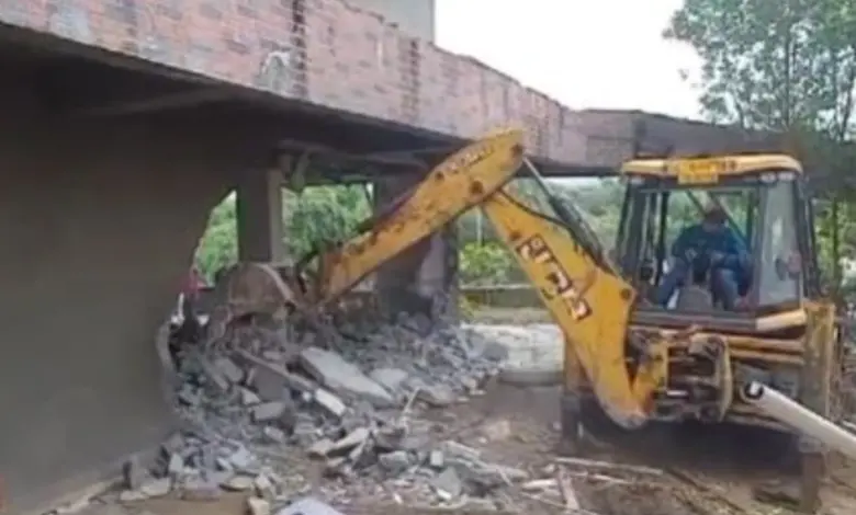 Bulldozer roams over Vishwamitri river in Vadodara