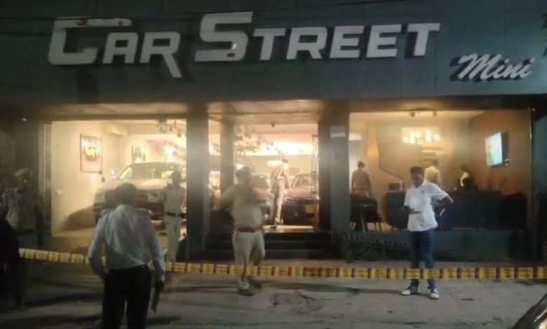 Film style firing at a car showroom in Delhi, fear in the area