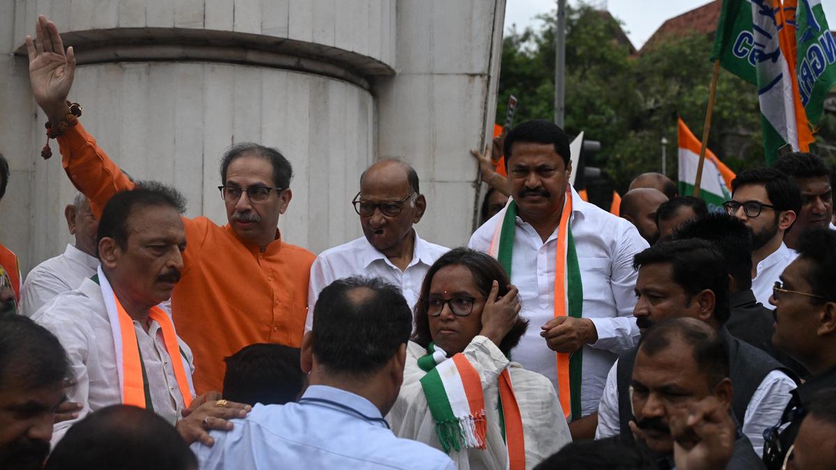 MVA VS Mahayuti: શિવાજી મહારાજની પ્રતિમા તૂટવા મુદ્દે મુંબઈમાં વિરોધ પ્રદર્શન, વિપક્ષના સરકાર પર આકરા પ્રહારો, જાણો કોણે શું કહ્યું? MVA VS Mahayuti: શિવાજી મહારાજની પ્રતિમા તૂટવા મુદ્દે મુંબઈમાં વિરોધ પ્રદર્શન, વિપક્ષના સરકાર પર આકરા પ્રહારો, જાણો કોણે શું કહ્યું?