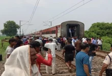 Magadh Express Accident: Train running in Bihar split into two parts, passengers safe