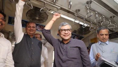 Railway Minister travel in mumbai local train in CR