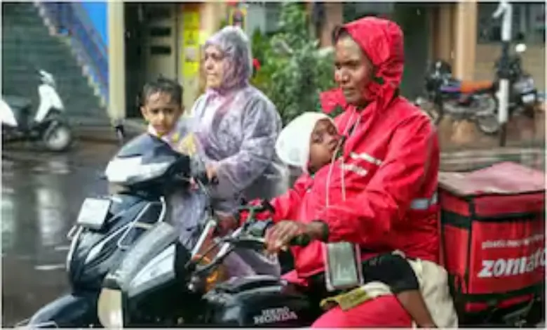 A food delivery lady in Rajkot has set out to deliver food on a Hero Honda