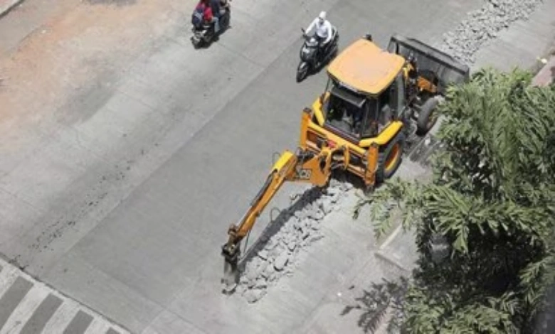 Concreting of service roads and junctions along with Eastern-Western Express Highway