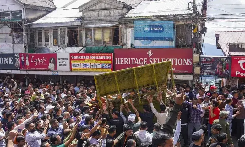 Shimla Protest Crowd uncontrollable regarding illegal construction of Sanjauli Masjid, police lathi-charged