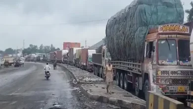 Traffic jam on Chotila National Highway due to potholes