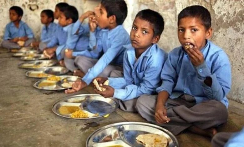 Worm-infested inedible chickpeas served in the mid-day meal of Abdasa Primary School