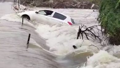 Car stuck in river Rupen in Becharaji: Locals rescued...