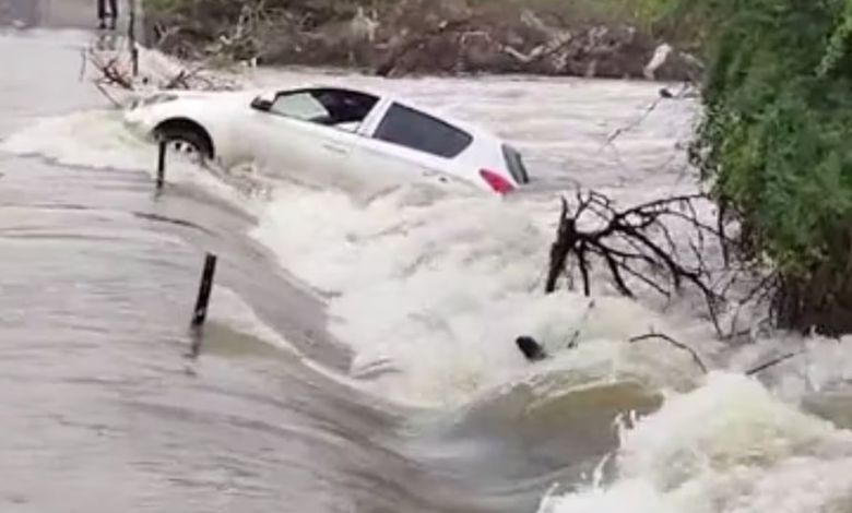 Car stuck in river Rupen in Becharaji: Locals rescued...