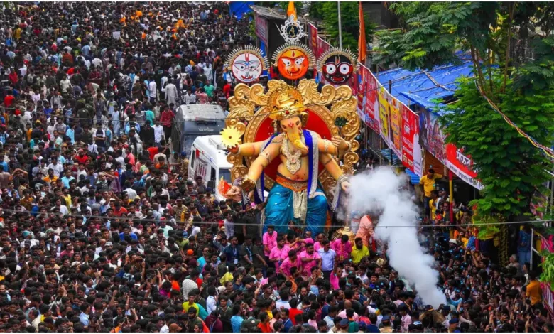 Ganesha devotees are not affected by the rain Mumbai received above average rainfall for the season