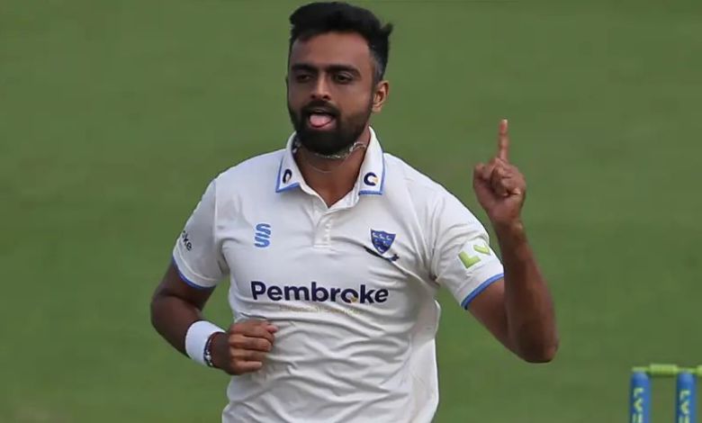 Jaydev Unadkat sends Gloucestershire top order to pavilion